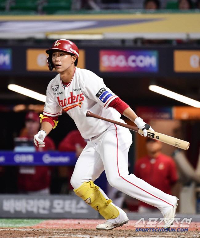 11일 인천 SSG랜더스필드에서 열린 SSG와 KIA의 경기. 타격하고 있는 SSG 최민창. 인천=송정헌 기자songs@sportschosun.com/2024.06.11/