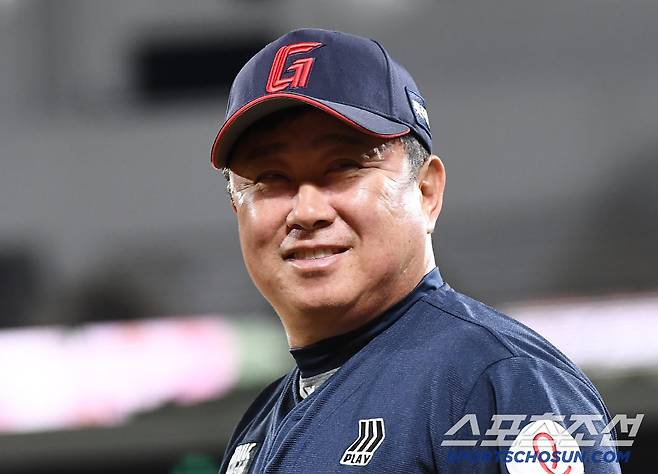 11일 수원 KT위즈파크에서 열린 롯데-KT전. 롯데가 4대3 역전승을 거뒀다. 김태형 감독이 팬들의 환호에 미소짓고 있다. 수원=정재근 기자 cjg@sportschosun.com/2025.6.11/