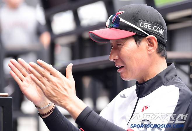 14일 대전 한화생명볼파크에서 열리는 한화와 LG의 경기. 더그아웃에서 기자들 질문에 답하고 있는 LG 염경엽 감독. 대전=송정헌 기자songs@sportschosun.com/2025.06.14/