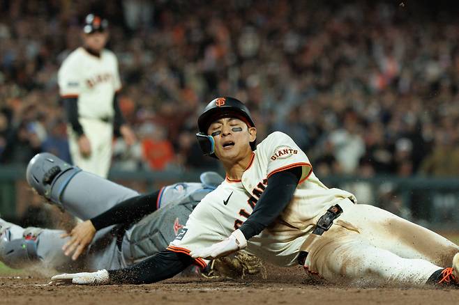 Jun 25, 2025; San Francisco, California, USA; San Francisco Giants center fielder Jung Hoo Lee (51) is tagged out at home plate by Miami Marlins catcher Nick Fortes (4) during the ninth inning at Oracle Park. Mandatory Credit: Sergio Estrada-Imagn Images







<저작권자(c) 연합뉴스, 무단 전재-재배포, AI 학습 및 활용 금지>