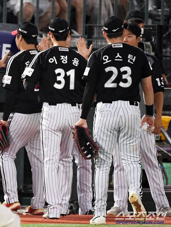 1일 부산 사직구장에서 열린 롯데 자이언츠와 LG 트윈스의 경기. LG 이정용과 오스틴이 이닝을 마친 뒤 더그아웃으로 향하고 있다. 부산=박재만 기자 pjm@sportschosun.com/2025.07.01/