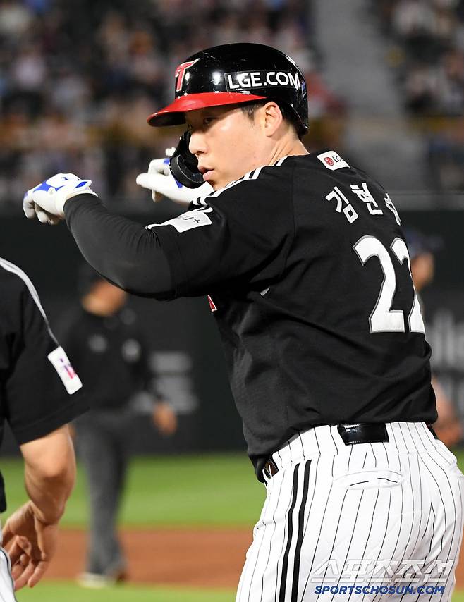 1일 부산 사직구장에서 열린 롯데 자이언츠와 LG 트윈스의 경기. 7회초 1사 3루 LG 김현수가 적시타를 날린 뒤 환호하고 있다. 부산=박재만 기자 pjm@sportschosun.com/2025.07.01/