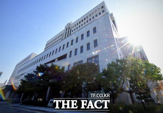 술에 취해 70대 택시기사에게 주먹을 휘두른 60대 남성이 벌금형을 선고받았다. 30일 법조계에 따르면 서울남부지법 형사13단독 김성은 판사는 특정범죄가중처벌 등에 관한 법률상 운전자 폭행 등 혐의로 기소된 조모(61) 씨에게 벌금 300만원을 선고했다./ 더팩트DB