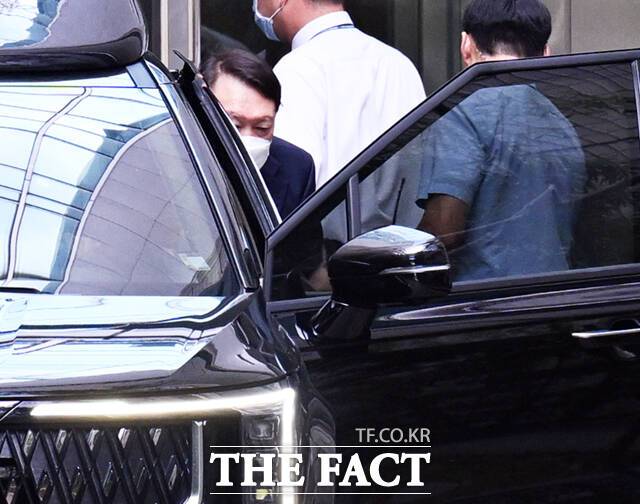 특검 출범을 앞두고 우울증을 이유로 입원한 윤석열 전 대통령 부인 김건희 여사가 27일 오후 서울 송파구 서울아산병원에서 퇴원하고 있다. /이새롬 기자