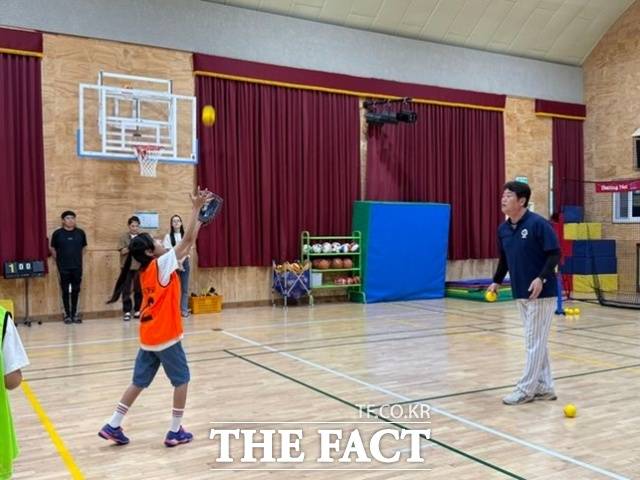 한국야구위원회(KBO)는 한국티볼연맹과 함께 초등학교 학생들이 접하기 쉽게 티볼을 개발해 전국에 보급하고 있다. 윤학길 전 롯데 자이언츠 투수가 한 초등학교에서 학생들에게 티볼을 가르치고 있다. /한국티볼연맹