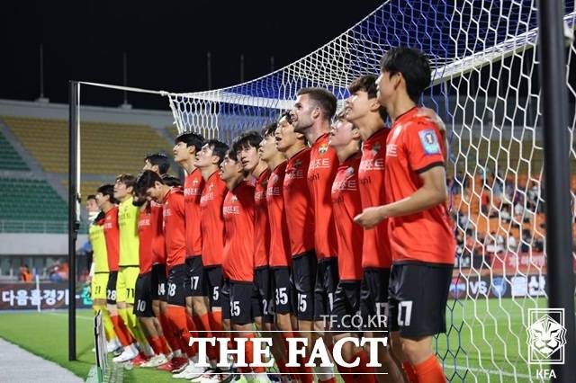 시흥시민축구단을 꺾고 8강에 진출한 뒤 기뻐하는 강원FC 선수단/KFA