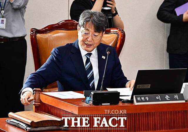 안건 의결하는 이춘석 신임 법사위원장.