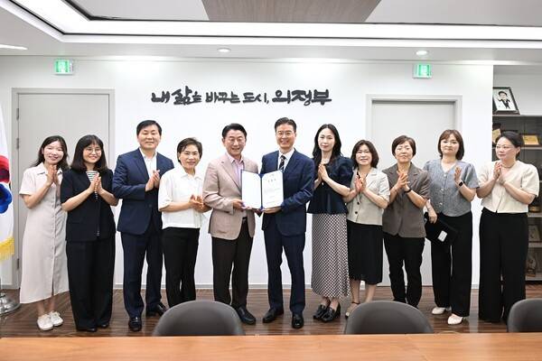 김동근 (좌측 5번째)의정부시장 공식 출범한 의정부도시교육재단 이성 대표이사 및 관계자들과 기념촬영 모습(사진제공=의정부시청)