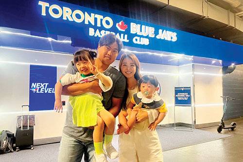 2023년 토론토 블루제이스에서 활동할 때 모습. 류현진 선수가 승리할 때마다 기념사진을 남긴다.