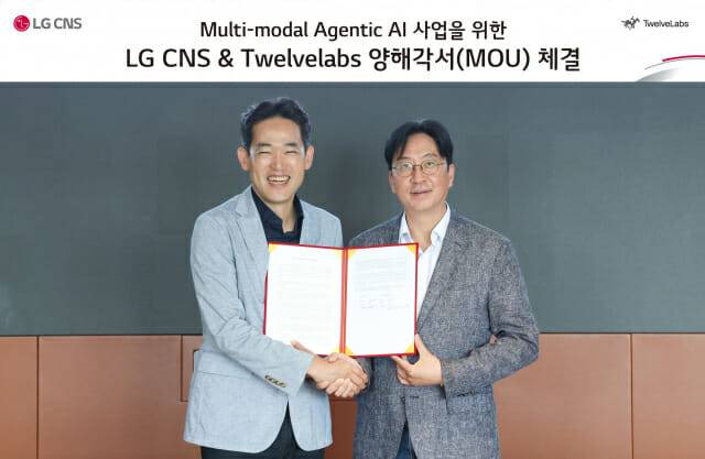 (왼쪽부터) LG CNS AI센터장 진요한 상무, 트웰브랩스 김윤 CSO (사진=트웰브랩스)