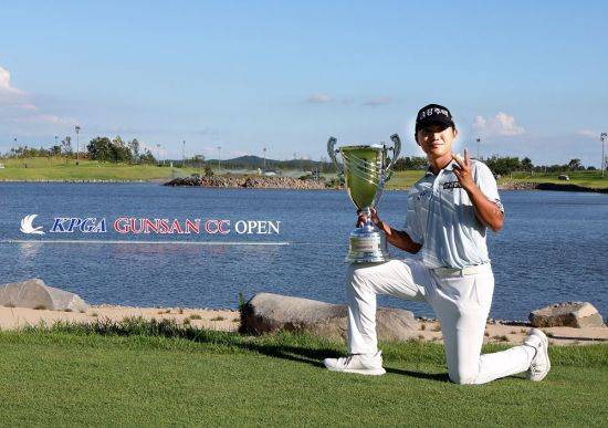 옥태훈이 KPGA 군산CC 오픈에서 2연승을 달성한 뒤 트로피를 무릎 위에 올려놓고 포즈를 취하고 있다. 사진제공=KPGA