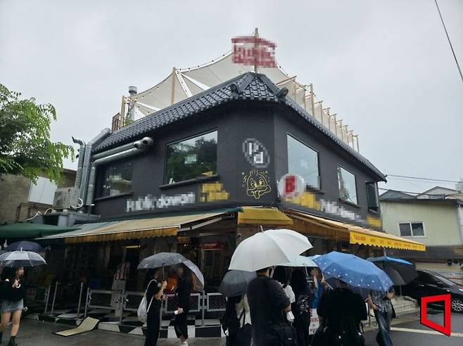 이용객들이 서순라길의 인기 음식점 웨이팅 등록을 위해 모여들고 있다. 최영찬 기자