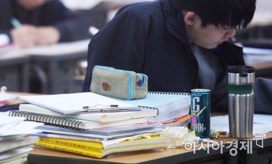 고카페인 에너지 음료 마시는 수험생. 아시아경제DB