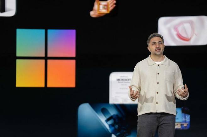 무스타파 슐레이만 마이크로소프트(MS) 인공지능(AI) 최고경영자(CEO)가 지난 4월 4일 MS의 대화형 AI '코파일럿' 관련 행사에서 발언하고 있다.  AFP연합뉴스