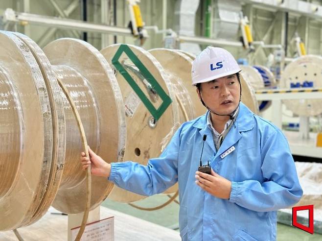 최형석 LS일렉트릭 HVTR 제조팀장이 부산 강서구 LS일렉트릭 부산사업장에서 초고압변압기 생산 공정에 대해 설명하고 있다. 장희준 기자