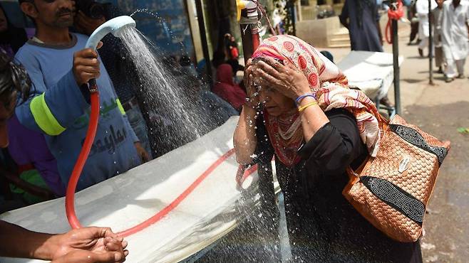 폭염이 전 세계적인 문제가 되면서 폭염 정도를 더 잘 나타낼 수 있는 '습구 온도'가 주목받고 있다