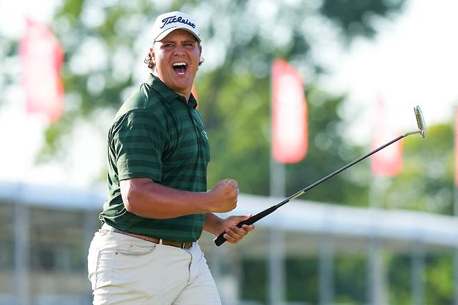 남아공의 올드리치 포트기터가 30일 2025 PGA 투어 로켓 클래식에서 5차 연장 끝에 버디를 잡아 우승을 확정짓고는 환호하고 있다. /Aaron Doster-Imagn Images 연합뉴스