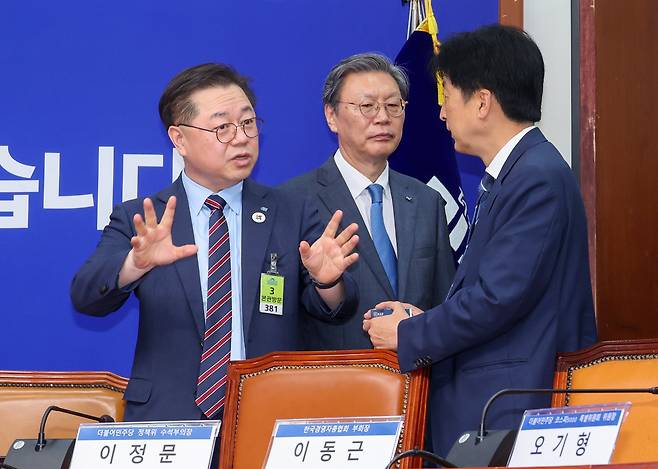 박일준 대한상공회의소 부회장(왼쪽부터), 김창범 한국경제인협회 부회장, 오기형 더불어민주당 코스피5000특별위원장이 30일 서울 여의도 국회에서 열린 민주당-경제 6단체 상근부회장단 상법 간담회에서 대화하고 있다. /뉴스1