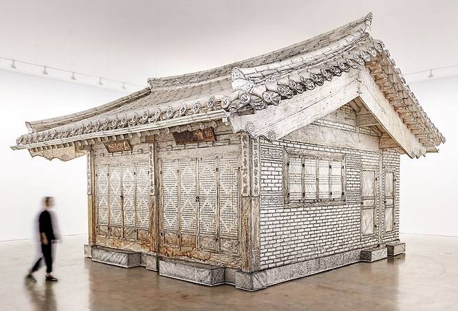 서울 성북동 한옥 외벽을 종이로 덮고 흑연으로 문질러 탁본한 '러빙/러빙(Rubbing/Loving) 프로젝트: 서울 집'(2013~2022)./테이트 모던