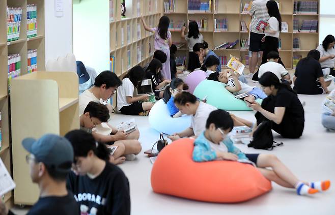 지난 29일 오전 부산 연제구 연제만화도서관을 찾은 시민들이 만화책을 읽고 있다./김동환 기자