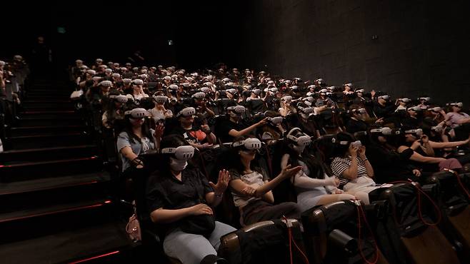 ‘차은우 VR 콘서트: 메모리즈’ 시사회에서 관객들이 VR 헤드셋을 쓰고 차은우의 무대를 관람하고 있다. 몇몇 관객은 눈앞에서 실물을 보는 듯 입을 틀어막기도 하고, 일부는 손을 뻗어 VR 속 차은우를 만져보려 하기도 했다./AMAZE(어메이즈)