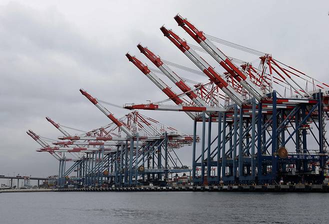 지난 5월 6일 미국 캘리포니아주 롱비치 항구의 크레인이 정박 중인 선박이 없어 멈춰선 상태다. 미국의 대(對)아시아 최대 무역항인 롱비치 항구는 관세 정책 등의 여파로 지난 5월 수입 컨테이너가 전년 대비 13% 줄었다. /AFP 연합뉴스