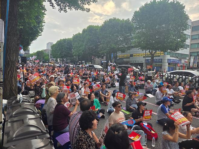 28일 오후 7시쯤 서울 서초구 서초대로에서 촛불행동이 윤석열 전 대통령의 구속을 촉구하는 촛불문화제를 열고 있다./김도연 기자