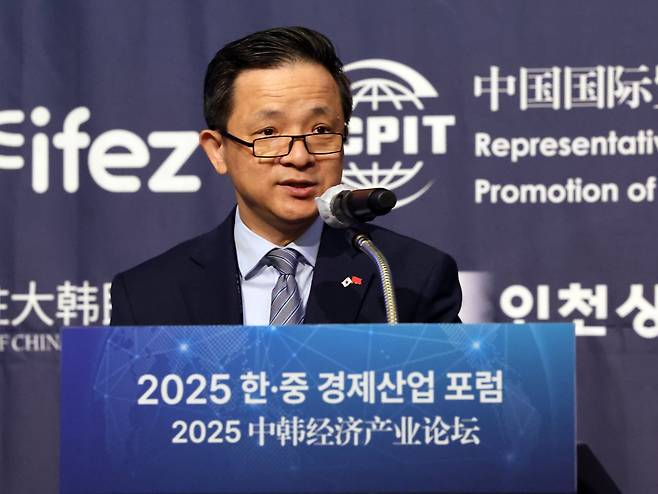 다이빙 주한중국대사가  지난달 19일 오전 인천시 연수구 쉐라톤그랜드인천호텔에서 열린 '2025 한·중 경제 산업 포럼'에서 축사를 하는 모습. /뉴스1