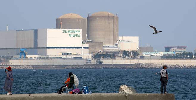 원자력안전위원회가 26일 본회의를 열고 국내 첫 상업 원자력발전소 '고리 1호기' 해체 승인 여부를 결정한다. 고리 1호기는 587메가와트(MWe)급으로, 지난 1978년 4월 29일 국내에서 처음으로 상업운전을 시작한 원전이다. 원안위가 해체 승인을 의결하면 고리 1호기는 지난 2017년 6월 영구 정지된 이후 8년 만에 국내 최초로 해체 작업에 들어가게 된다. 지난 1972년 건설허가 이후로는 53년 만이다. 사진은 이날 부산 기장군 장안읍 고리 1호기 모습.  /뉴스1