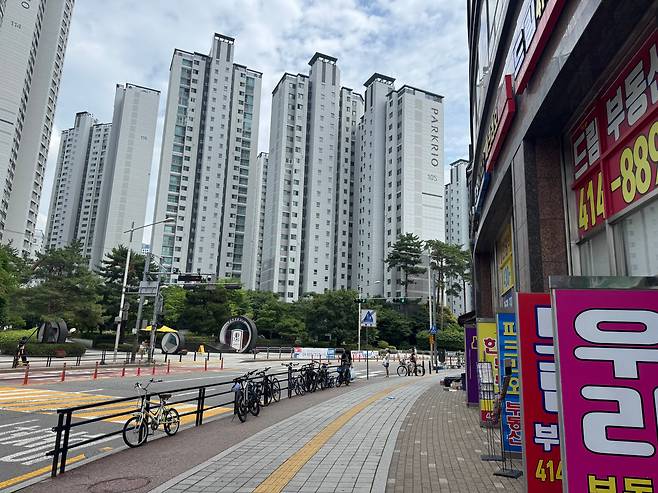 30일 오후 서울 송파구 신천동 파크리오 아파트 인근에 자리한 공인중개업소 전경. /사진=박지윤 기자