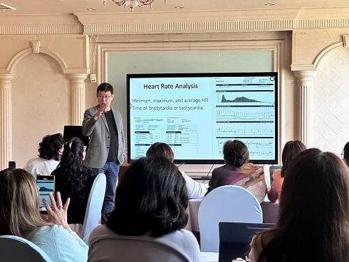 씨어스테크놀로로지의 심전도 분석 서비스 '모비케어' 세미나에서 몽골 국립심혈관센터 소장인 닥터 멍거가 몽골 현지 부정맥전문의 22명 대상으로 모비케어와 심전도 검사 시장 현황을 소개하고 있다.