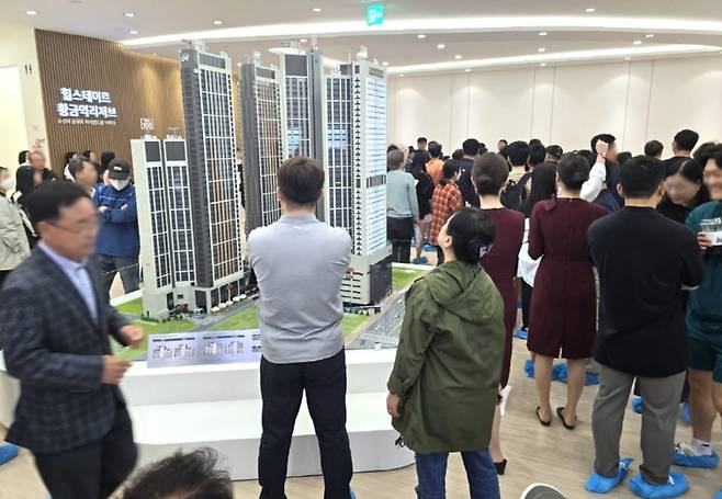 대구의 민간아파트 분양 가격이 3개월 만에 평당(3.3㎡) 2000만 원을 다시 돌파했다. 사진은 대구 수성구의 한 견본주택 모습. (사진은 기사 내용과 무관함) ⓒ News1 DB