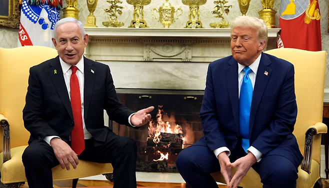 도널드 트럼프(오른쪽) 미국 대통령이 지난 2월 4일 워싱턴DC 백악관에서 베냐민 네타냐후 이스라엘 총리와 회담하고 있다. ⓒAP/뉴시스