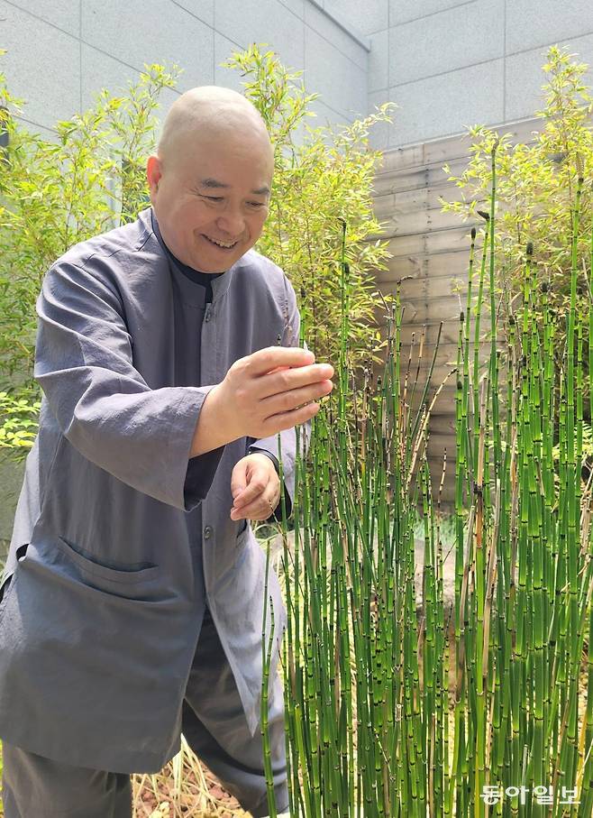 김완두 소장(미산 스님)은 “장기 명상 수행자의 뇌는 노화 감소뿐만 아니라 네트워크 연결성이 강화되고, 깊은 이완 상태에서도 높은 주의력을 유지하는 특성을 보인다”고 말했다. 대전=이진구 기자 sys1201@donga.com