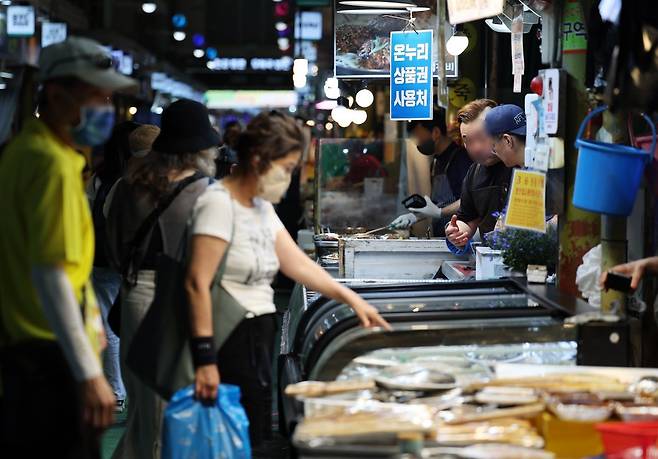 정부가 소비 진작 등 내수 활성화를 위해 20조 원 규모의 2차 추가경정예산안을 국무회의에서 의결한 가운데 19일 오후 서울 마포구 망원시장에서 시민들이 장을 보고 있다.  2025.6.19 뉴스1