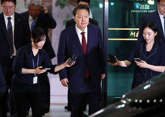 윤석열 전 대통령이 지난달 29일 새벽 서울 서초구 서울고등검찰청 청사에 마련된 내란특검 사무실에서 피의자 신분으로 조사를 마친 뒤 귀가하고 있다. (공동취재)