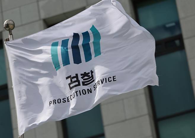 심우정 검찰총장이 사의를 표명한 1일 서울 서초구 대검찰청에서 검찰 깃발이 바람에 나부끼고 있다. 2025.07.01.뉴시스