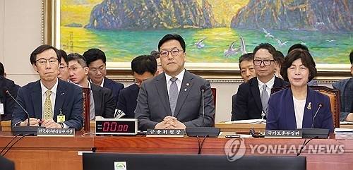 30일 국회에서 열린 정무위원회 전체회의에 참석한 정정훈 한국자산관리공사 사장(왼쪽부터), 김병환 금융위원장, 강정애 국가보훈부 장관이 의원들의 인사말 등을 경청하고 있다. [연합뉴스]