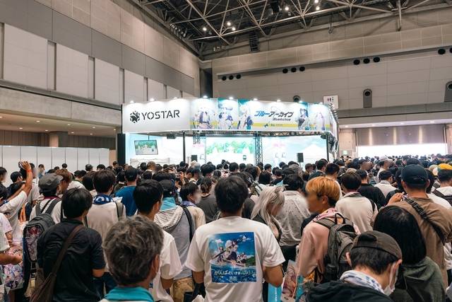 지난해 7월 일본에서 열린 ‘코믹마켓’ 행사의 블루 아카이브 부스에 게임 애호가들이 몰려들어 관심을 표시하고 있다 . 넥슨게임즈 제공