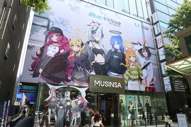 지난달 6일 서울 홍대앞 무신사 스토어가 블루 아카이브 테마로 장식돼 있다. 넥슨 제공