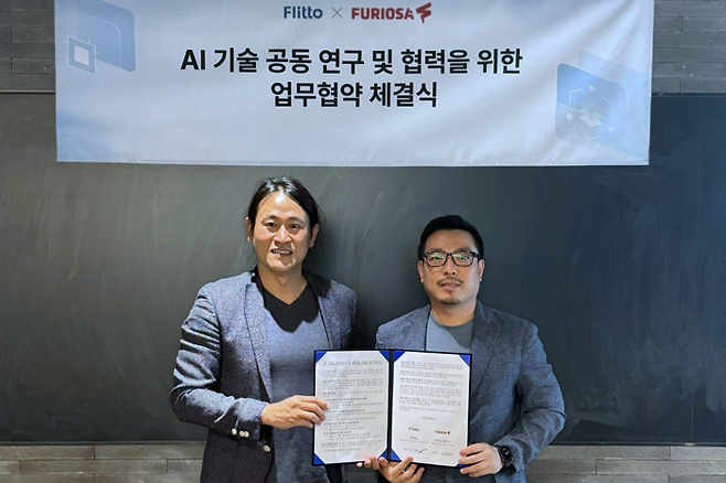 이정수 플리토 대표(오른쪽)와 백준호 퓨리오사AI 대표가 업무협약을 체결하고 사진촬영을 하고 있다. 플리토 제공