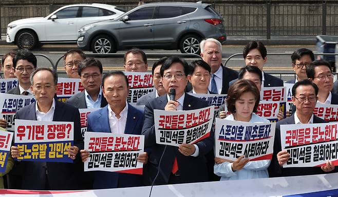 국민의힘 송언석 당대표 권한대행 겸 원내대표가 1일 서울 용산 대통령실 앞에서 열린 현장 의원총회에서 발언하고 있다.(사진=연합뉴스)