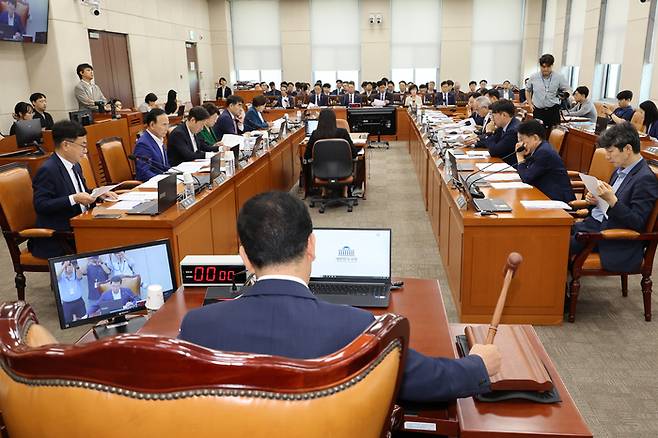 행안위 추경안 의결     (서울=연합뉴스) 김주성 기자 = 1일 국회 행정안전위원회 전체회의에서 2025년도 제2회 추가경정예산안이 통과되고 있다.(사진=연합뉴스)