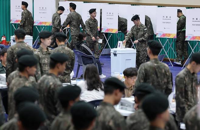 (논산=뉴스1) 김기태 기자 = 제21대 대통령 선거 사전 투표 첫날인 29일 오전 충남 논산 연무문화체육센터에 마련된 연무읍 제2사전투표소에서 육군훈련소 장병들이 투표를 하고 있다. 2025.5.29/뉴스1 /사진=뉴스1화상