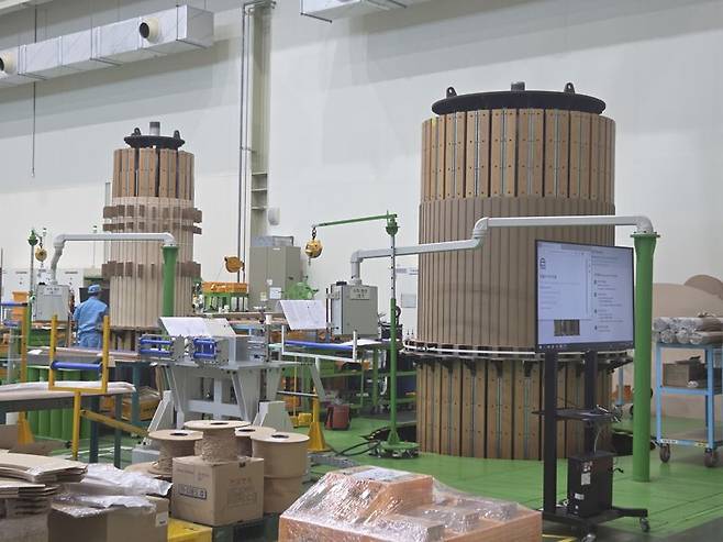 지난 6월 27일 찾은 부산 강서구 화전지구 일반산업단지 내 LS일렉트릭 부산사업장 생산1동에서 직원들이 HVDC 변환용 변압기의 권선 작업을 진행하고 있다. LS일렉트릭 제공