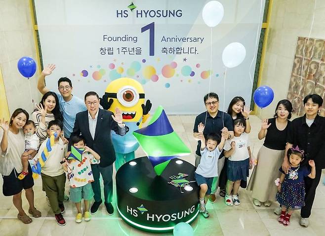 HS효성이 창립 1주년을 맞이해 지난달 28일 임직원 자녀들을 초청해 패밀리데이를 진행했다. HS효성 조현상 부회장(왼쪽 네번째)은 (주)효성 산업자재PG장 시절부터 지금까지 10여년 간 패밀리데이를 진행하고 있다. HS효성제공