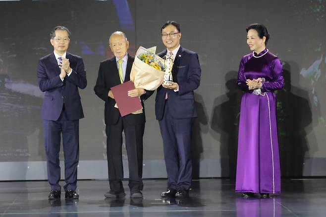 최영삼 주베트남 대사(왼쪽 세 번째)와 평생공로상을 받은 임권택 감독을 대신해 참석한 김동호 전 부산국제영화제 위원장(왼쪽 두 번째)이 지난달 30일 베트남 다낭에서 열린 제3회 다낭아시안영화제(DAFF 2025)에서 응오 프엉 란 베트남영화발전협회(VFDA) 회장(오른쪽)으로부터 축하를 받고 있다. 주베트남한국문화원 제공