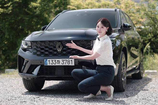나연진 앵커가 그랑 콜레오스 누아르 차량 옆에 포즈를 취하고 있다. 사진=이병주 글로벌모빌리티 PD