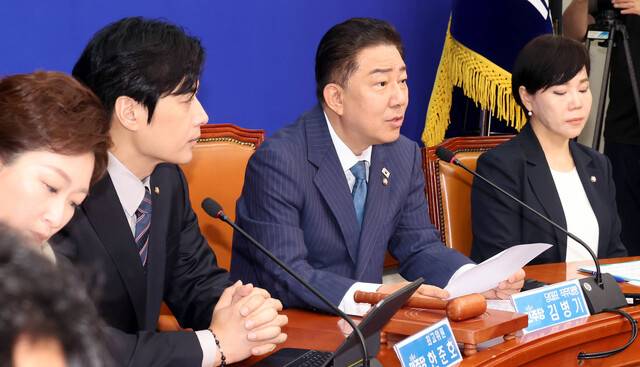 김병기 더불어민주당 대표 직무대행 겸 원내대표(오른쪽 둘째)가 30일 국회에서 열린 당 최고위원회의에서 발언하고 있다. 김경호 선임기자 jijae@hani.co.kr