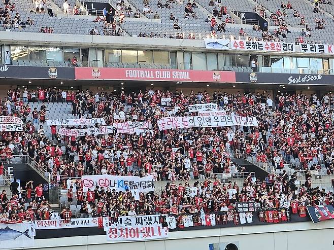 지난달 29일 서울월드컵경기장에서 열린 케이(K)리그1 경기에서 에프씨(FC) 서울 팬들이 ‘기성용 이적’에 대해 구단과 감독에 항의하는 모습. 연합뉴스